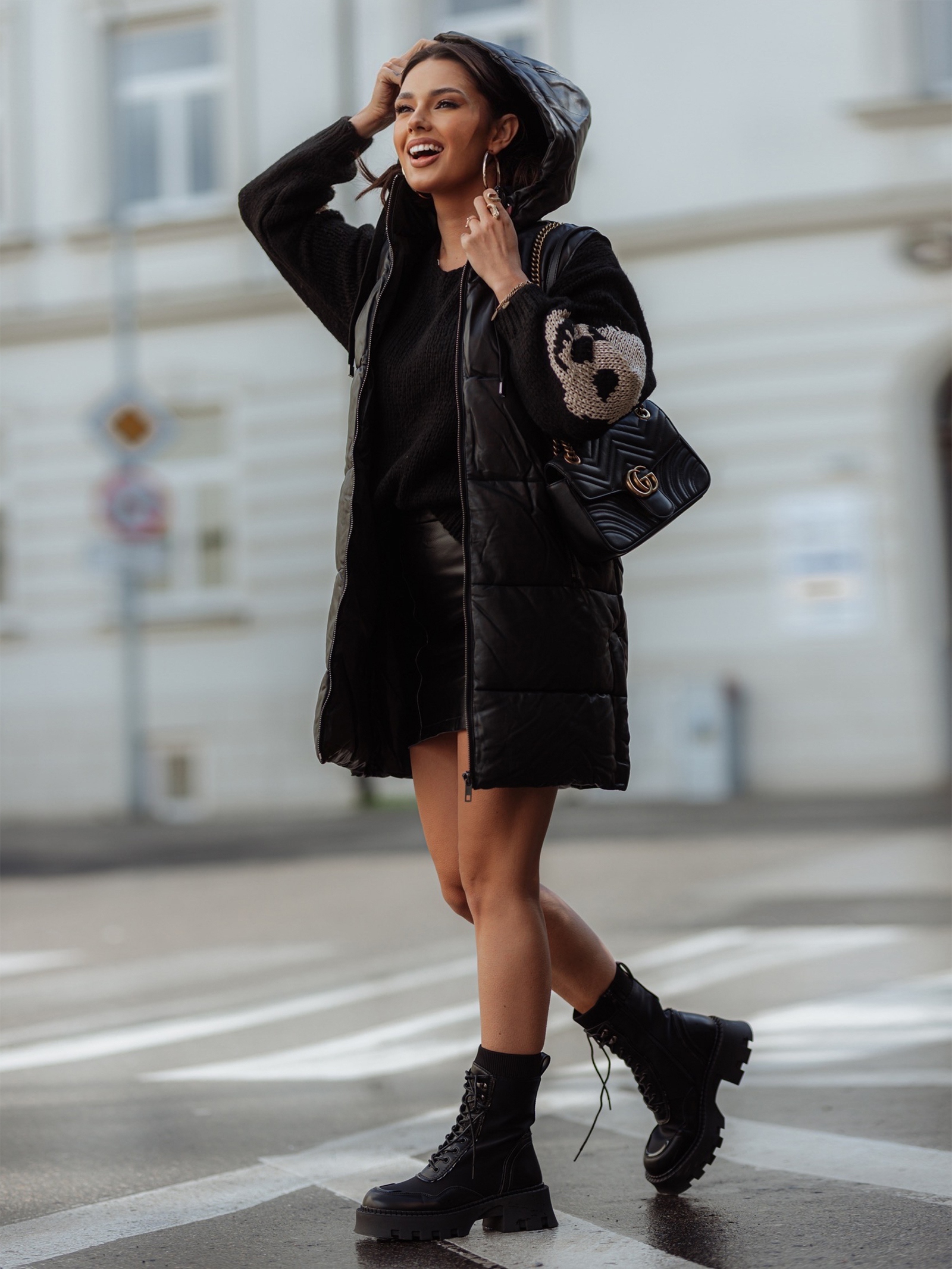 Sweter z czaszkami Moders czarny