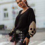 Sweter z czaszkami Moders czarny