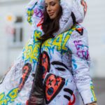 Płaszcz asymetryczny MC BeFree biały w graffiti