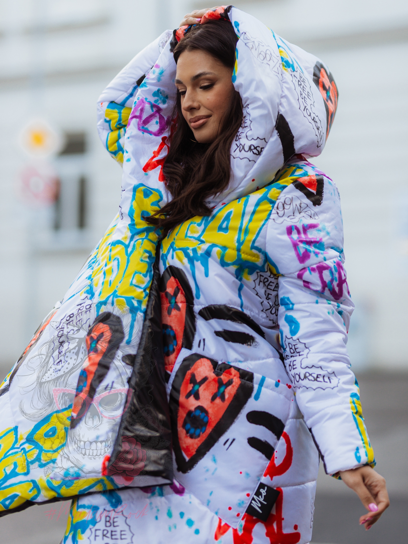 Płaszcz asymetryczny MC BeFree biały w graffiti