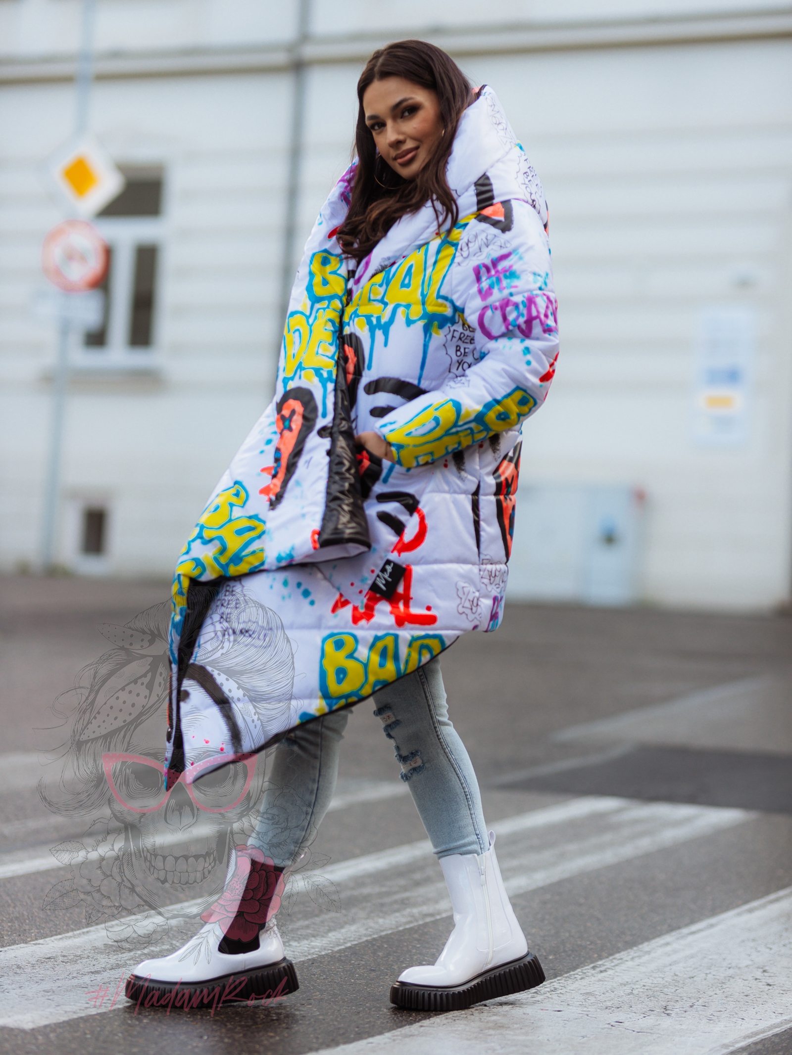 Płaszcz asymetryczny MC BeFree biały w graffiti