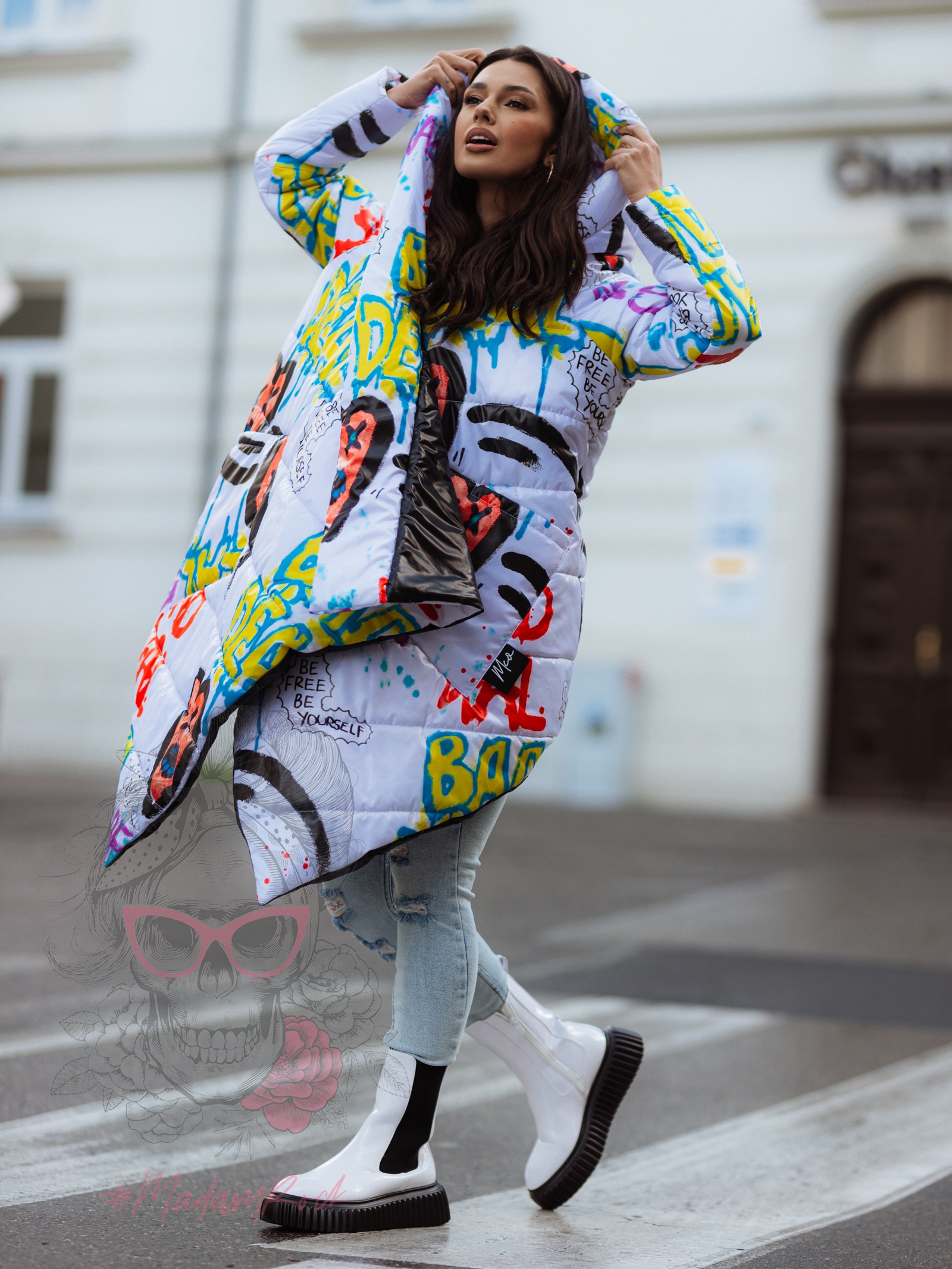 Płaszcz asymetryczny MC BeFree biały w graffiti