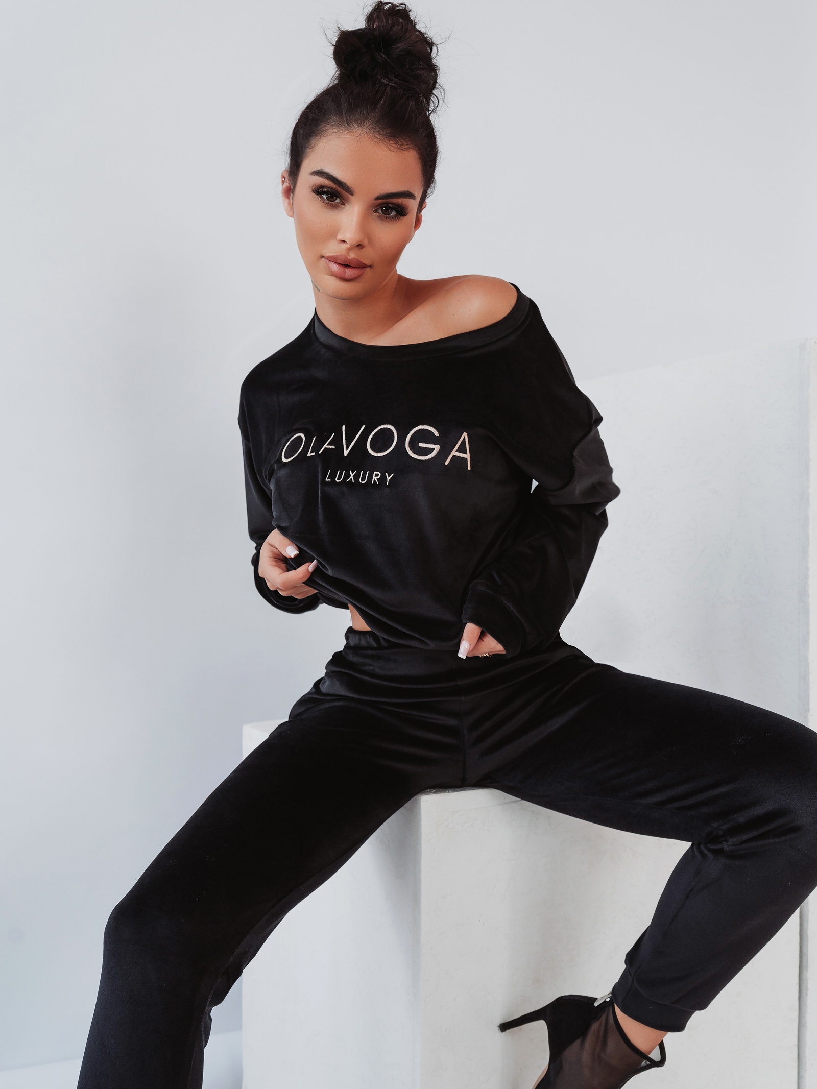 Komplet welurowy Soft Luxury Ola Voga czarny