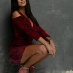 Sukienka welurowa z piórami NB Malima bordowa