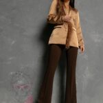 WYPRZEDANE-Marynarka satynowa z piórami Belinda karmelowa