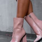 Botki na słupku Madam Nineties pudrowe