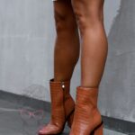 Botki na słupku Madam Nineties karmelowe