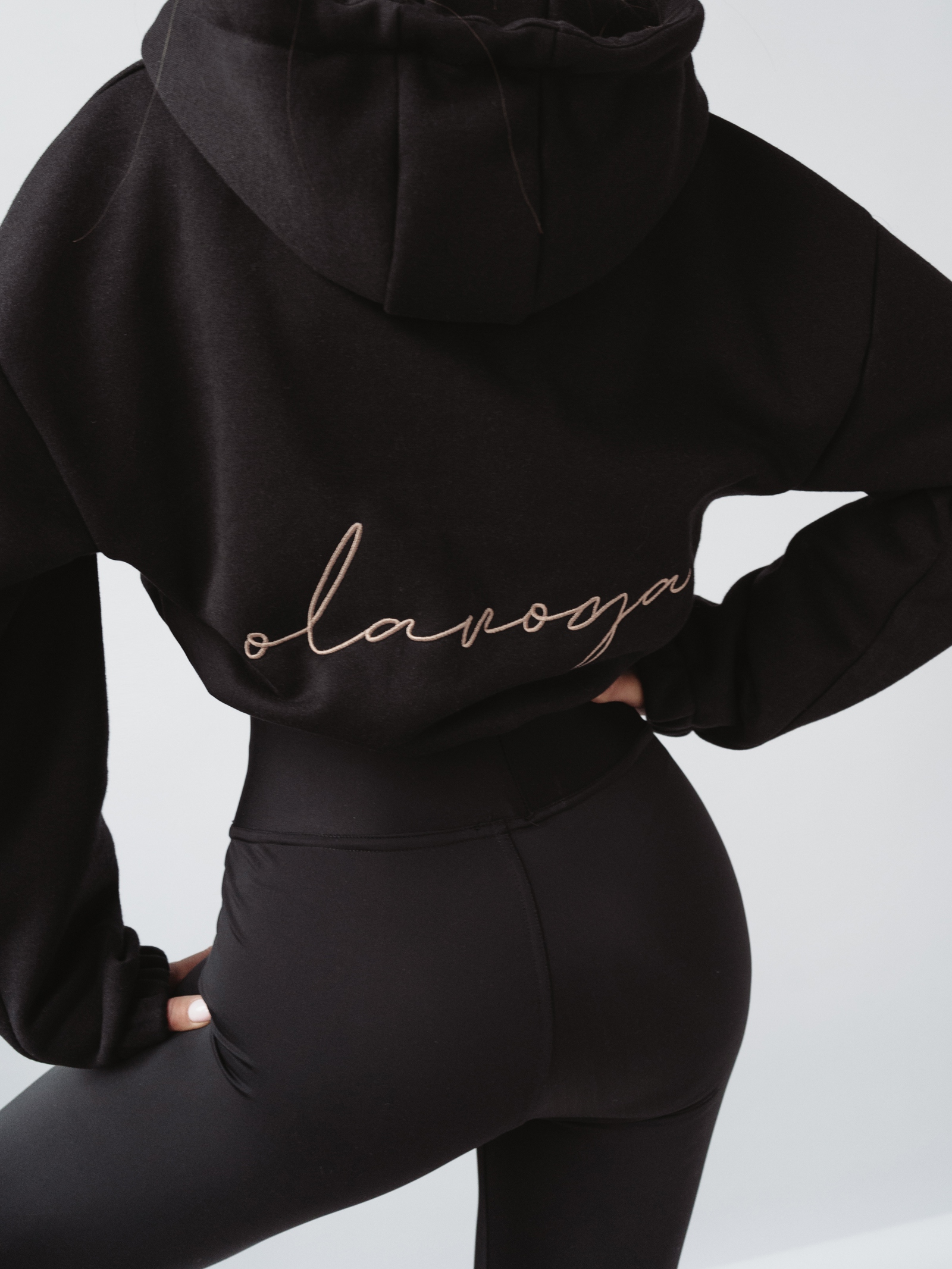 Bluza krótka z kapturem Ola Voga Cindy czarna