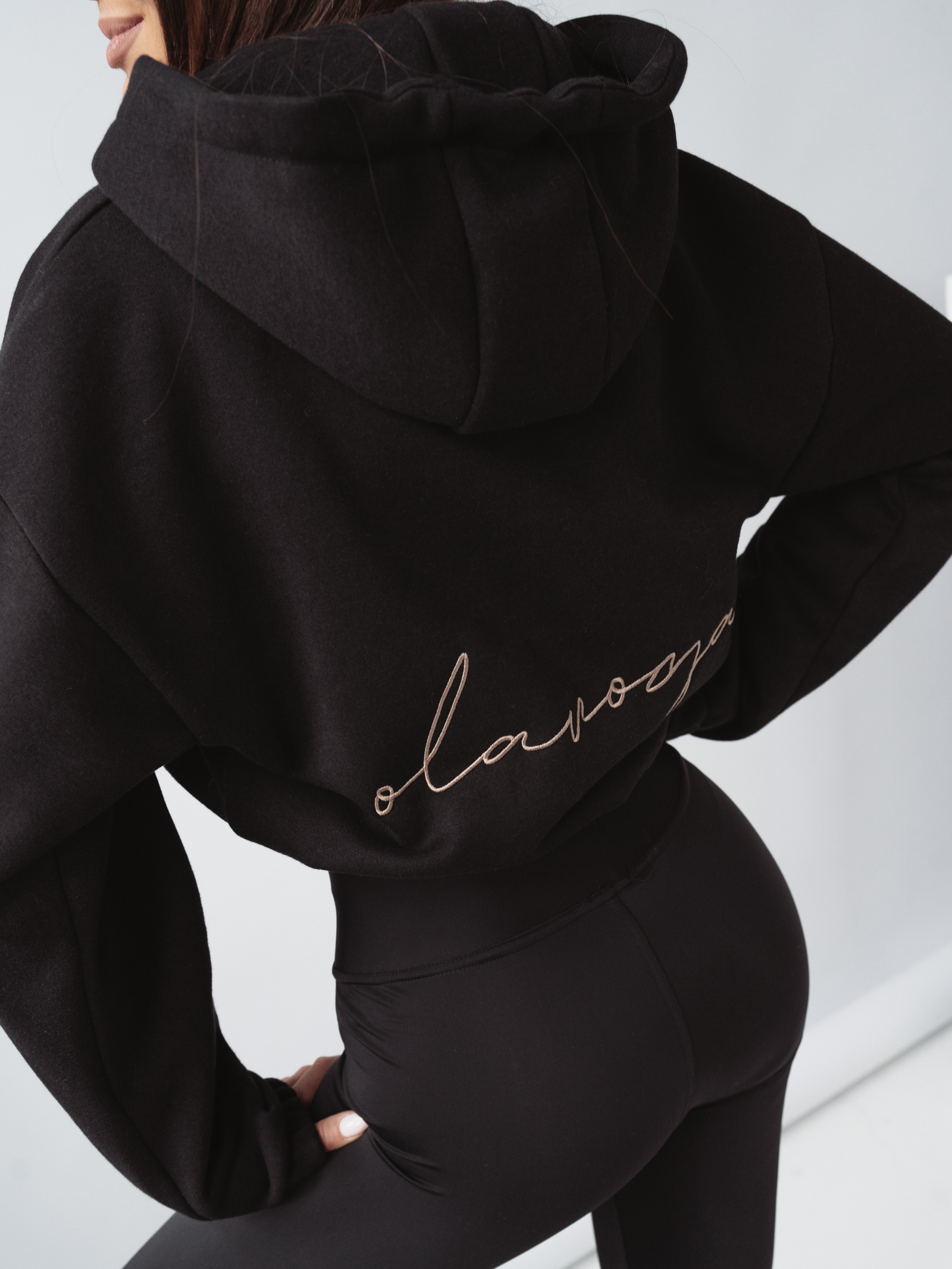 Bluza krótka z kapturem Ola Voga Cindy czarna