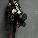 Płaszcz asymetryczny MC BeFree czarny w graffiti