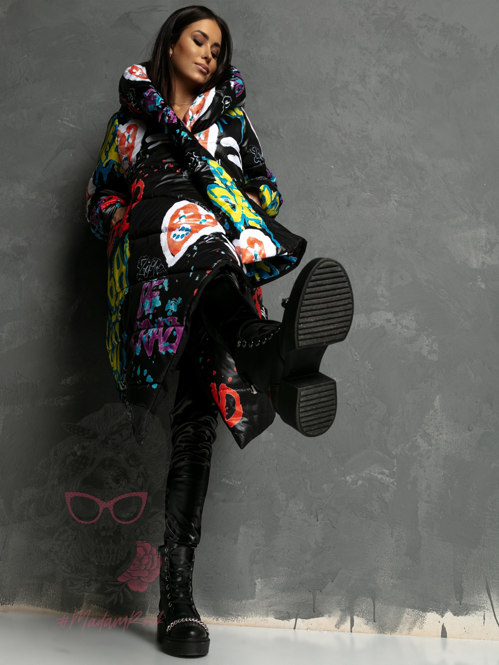 Płaszcz asymetryczny MC BeFree czarny w graffiti