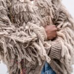 Sweter z frędzlami Marshi ciemny beż