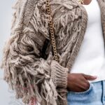 Sweter z frędzlami Marshi ciemny beż