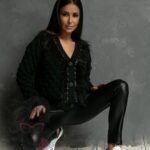 Sweter rozpinany z piórami Ofes czarny