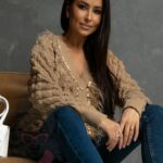 Sweter rozpinany z piórami Ofes cappuccino