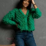 Sweter rozpinany z piórami Ofes zielony