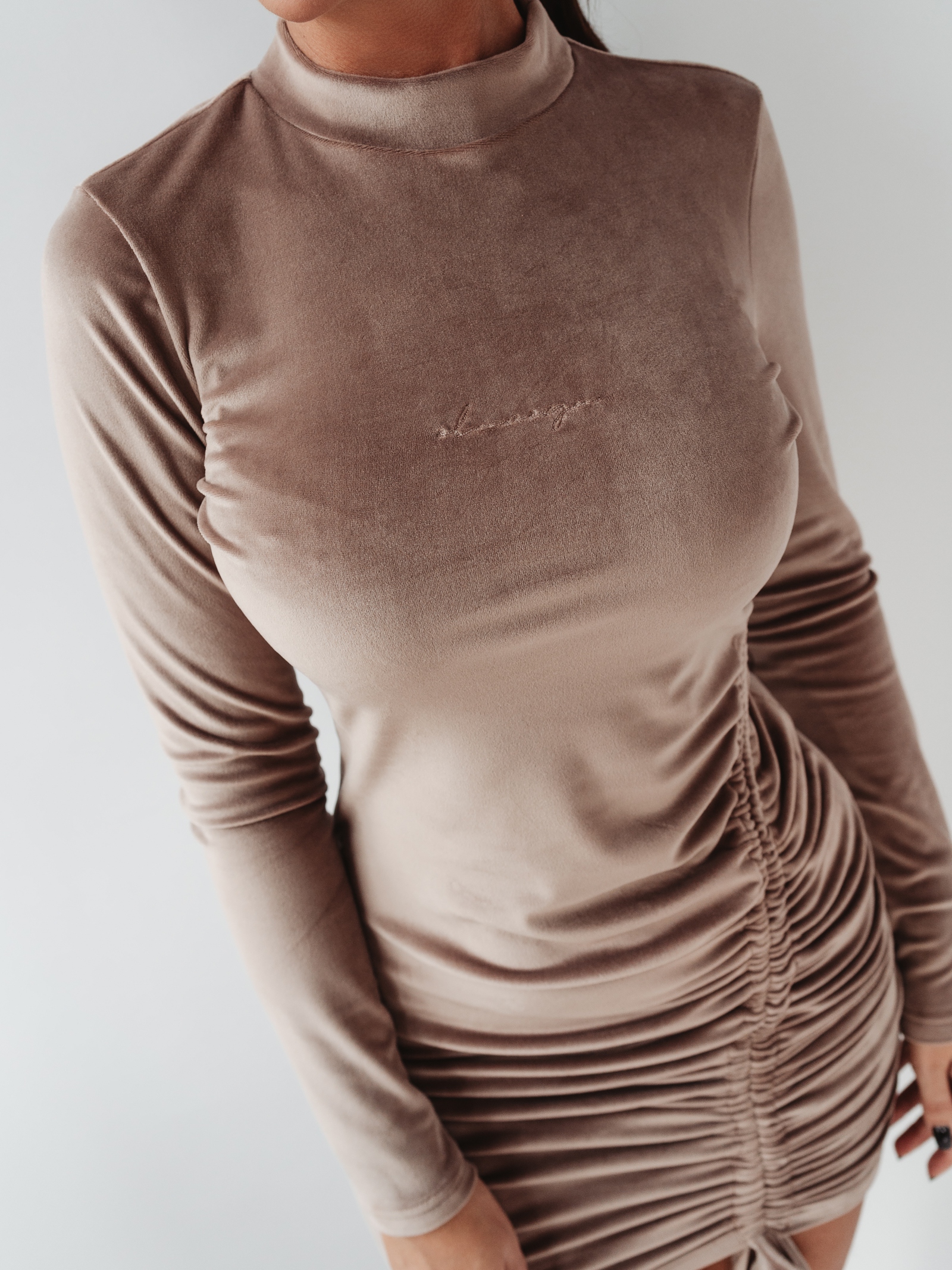 Sukienka dopasowana Sylvia Ola Voga c.beżowa Sukienka dopasowana Sylvia Ola Voga c.beżowa