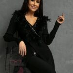 Sweter asymetryczny z piórami Palestro czarny