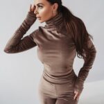 Bluzka welurowa Ola Voga Paula brązowa