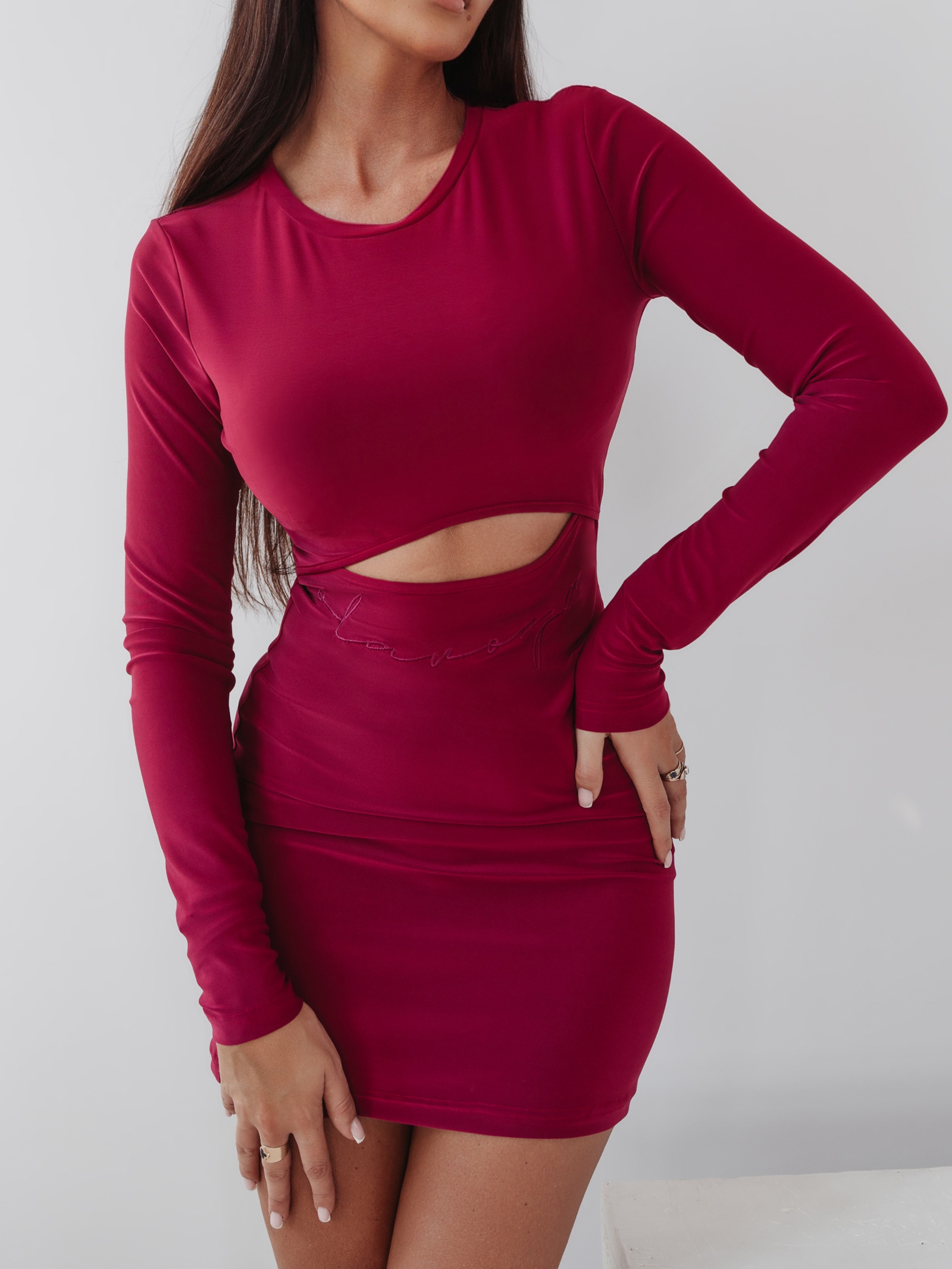 Sukienka z wycięciem Madeline Ola Voga bordowa