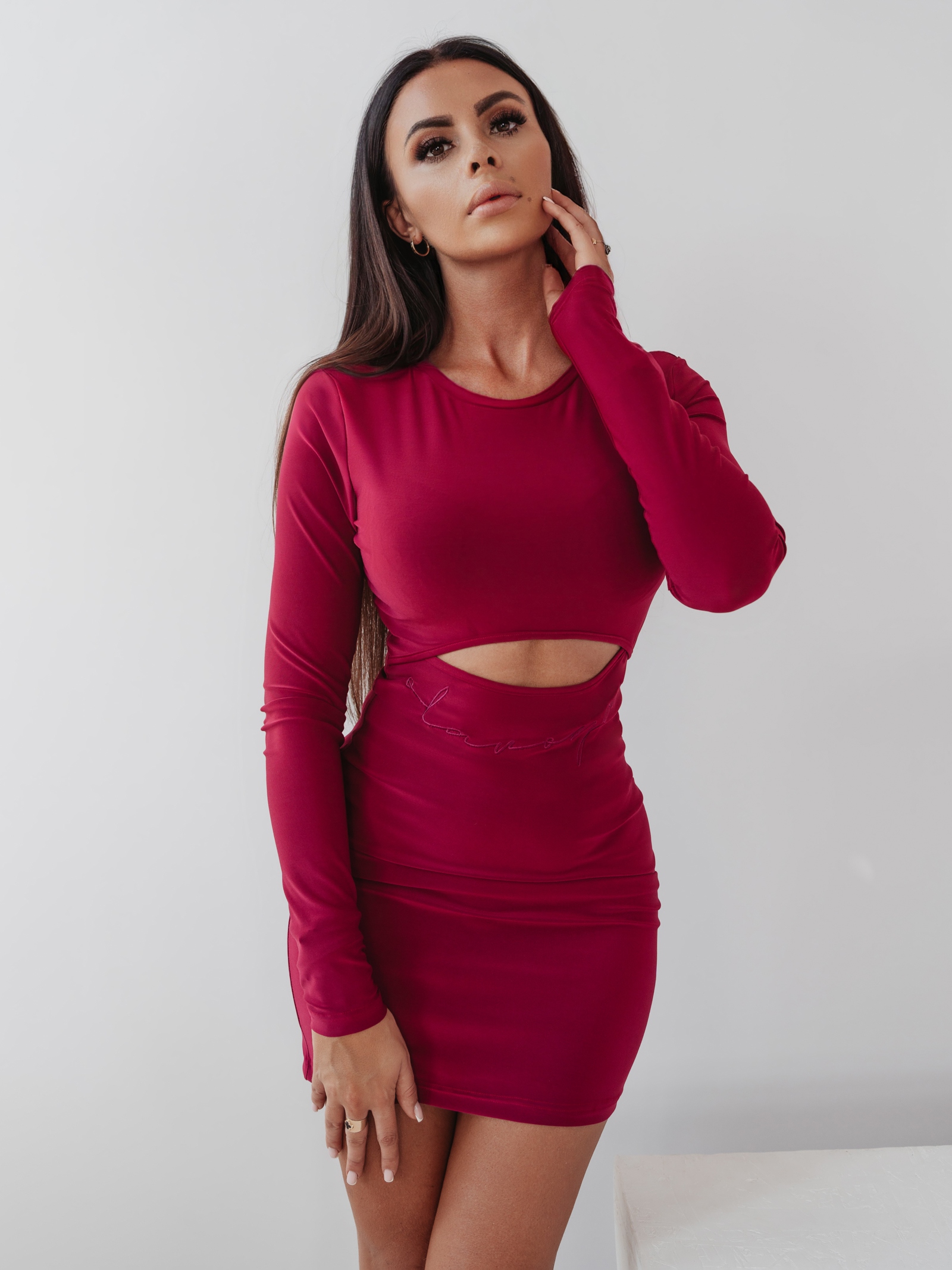 Sukienka z wycięciem Madeline Ola Voga bordowa