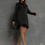 Koszula satynowa z piórami Melania czarna