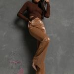 Bluzka prążkowana z wycięciami Asel brązowa