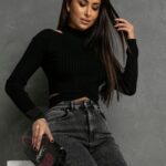 Bluzka prążkowana z wycięciami Asel czarna