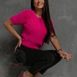 Sweterek moherowy z wycięciem Obes fuksja