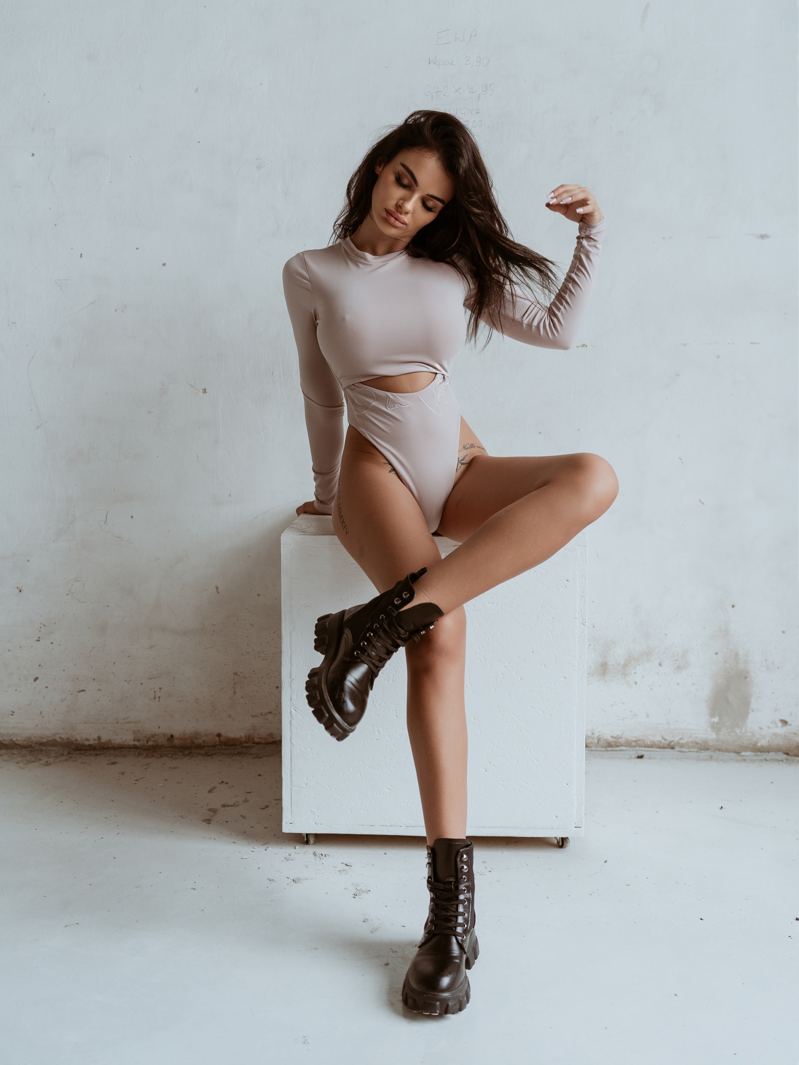 Body z wycięciem Belly Ola Voga beż Body z wycięciem Belly Ola Voga beż