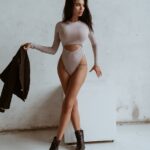 Body z wycięciem Belly Ola Voga beż