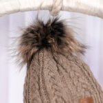 Czapka z dużym pomponem cappuccino