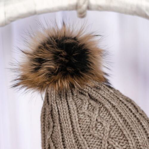 Czapka z dużym pomponem cappuccino