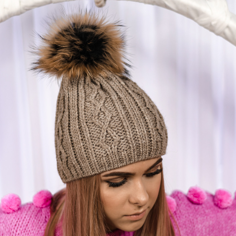 Czapka z dużym pomponem cappuccino