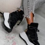 Sneakersy z kożuszkiem Madam Abrigo czarne