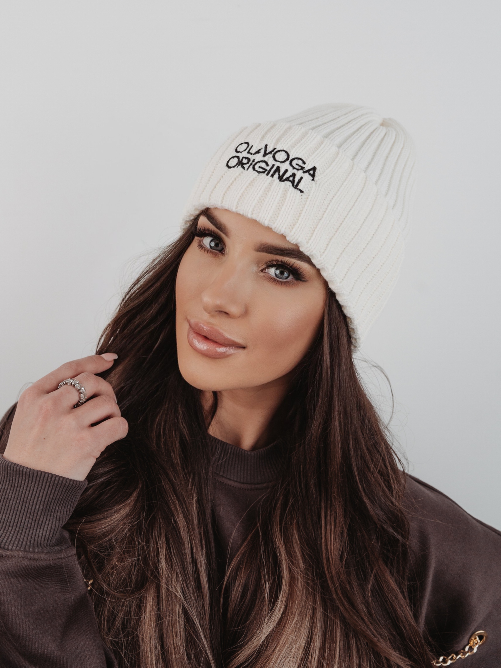 Czapka klasyczna z haftem Ola Voga Original ecru