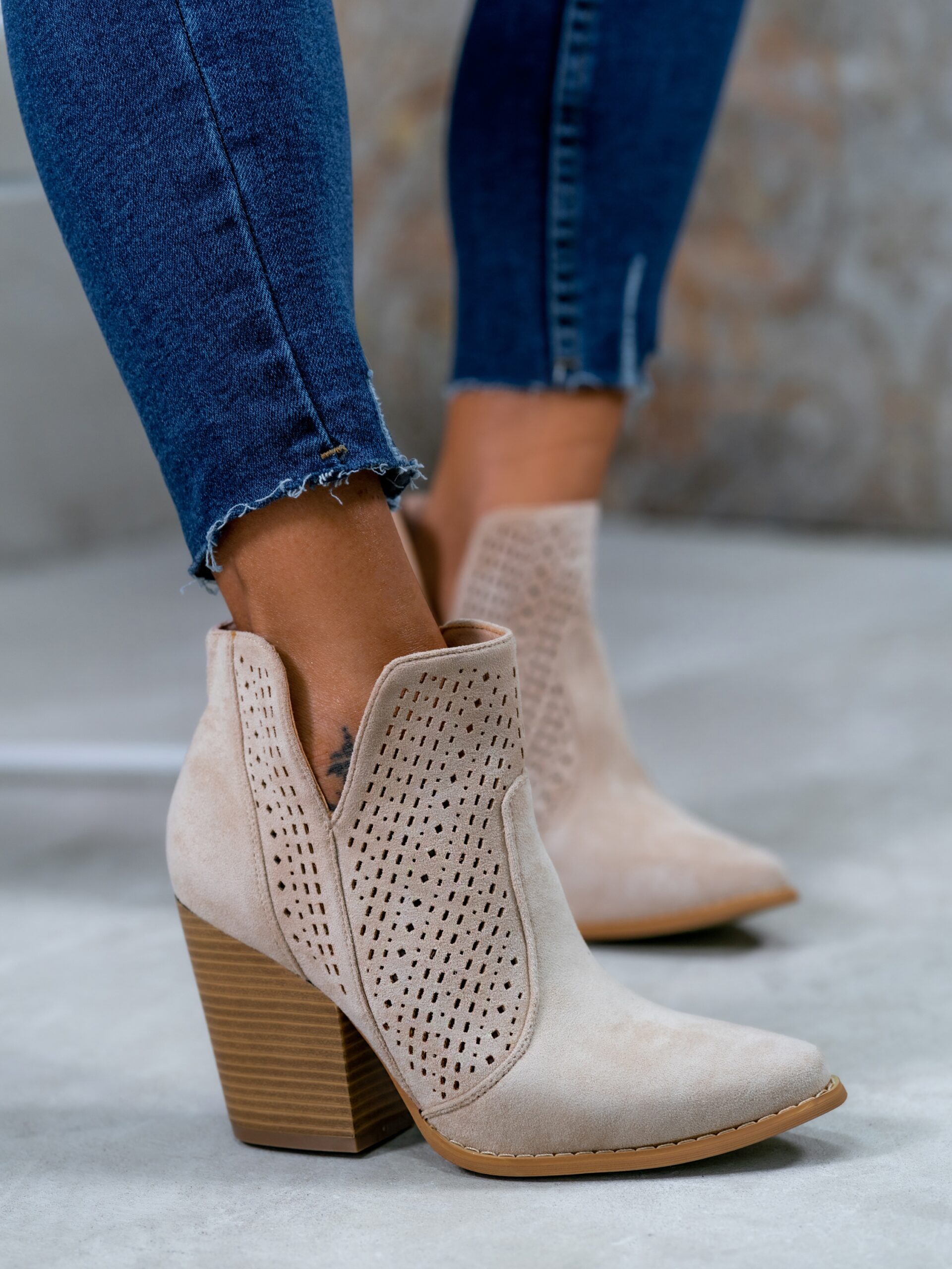 Botki z wycięciami Madam Davosi beżowe