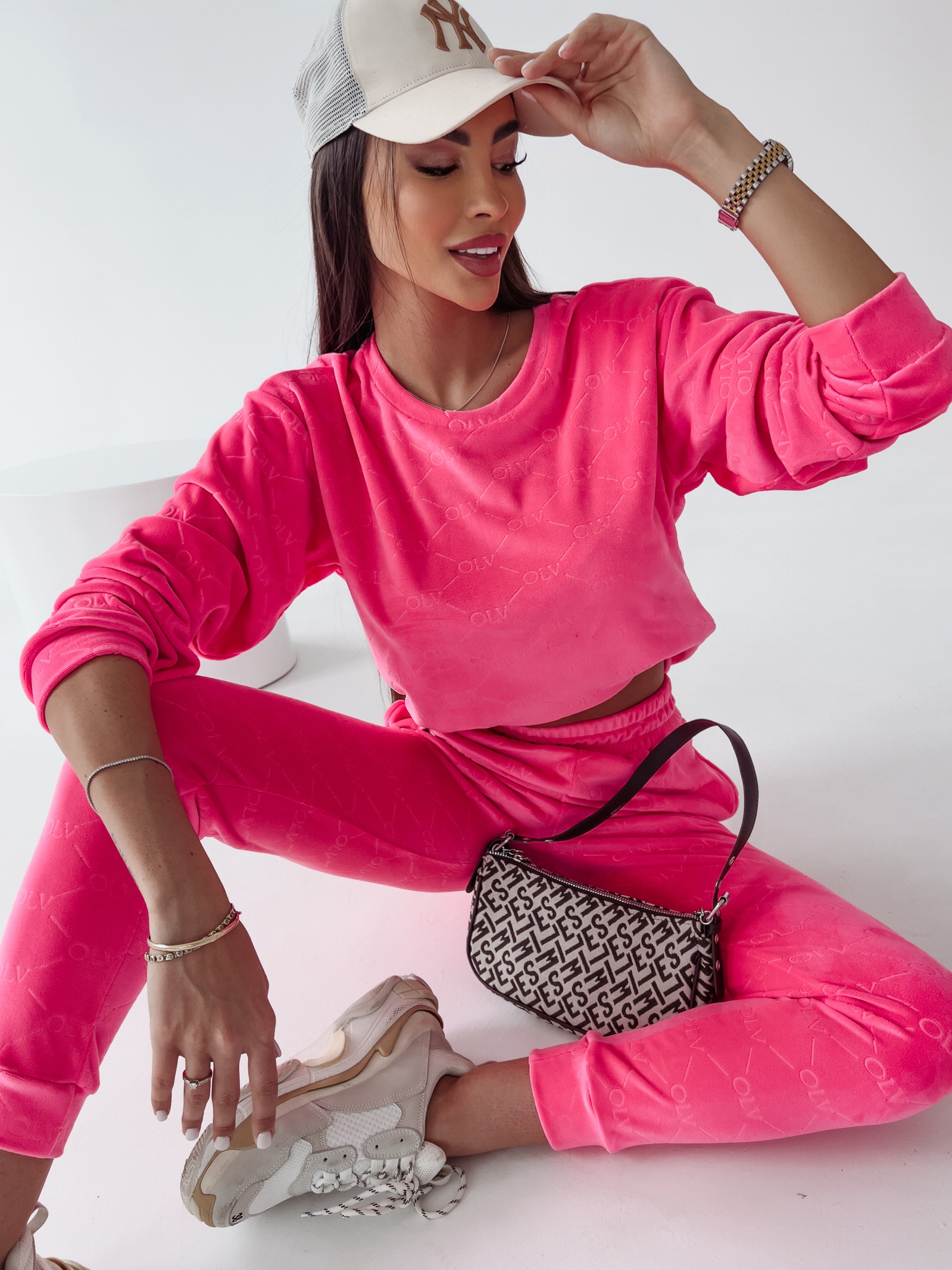 Komplet damski logowany Lilly Ola Voga neonowy róż