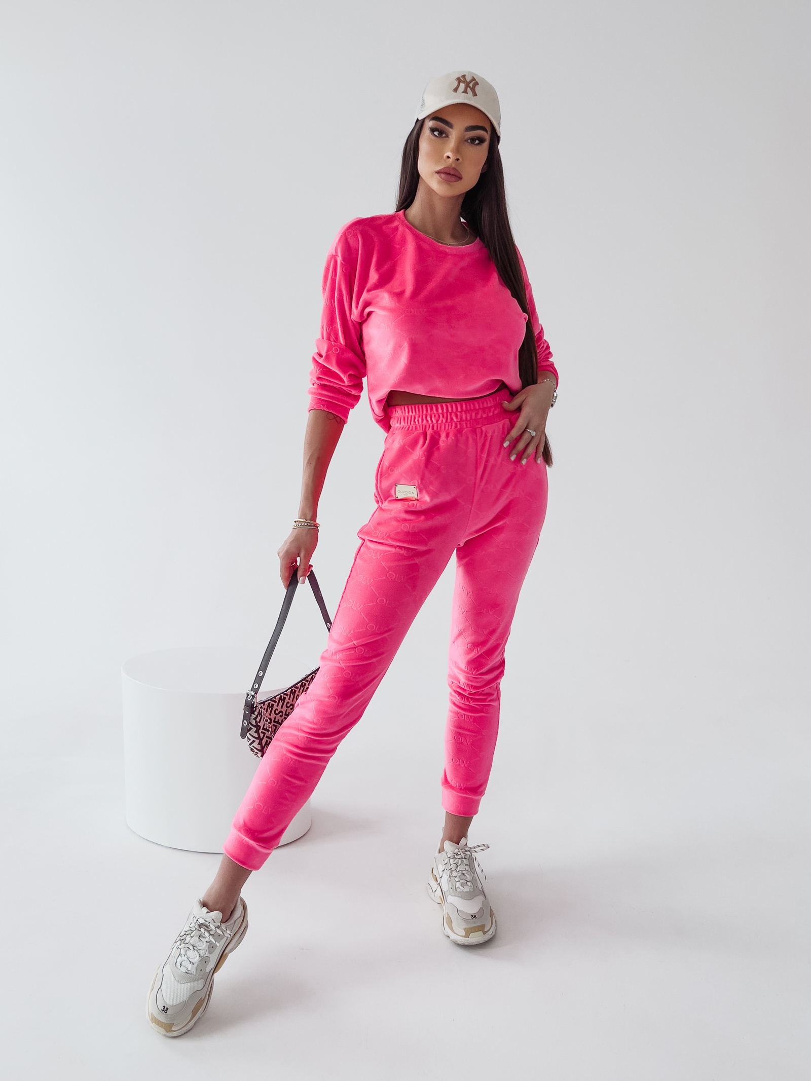 Komplet damski logowany Lilly Ola Voga neonowy róż
