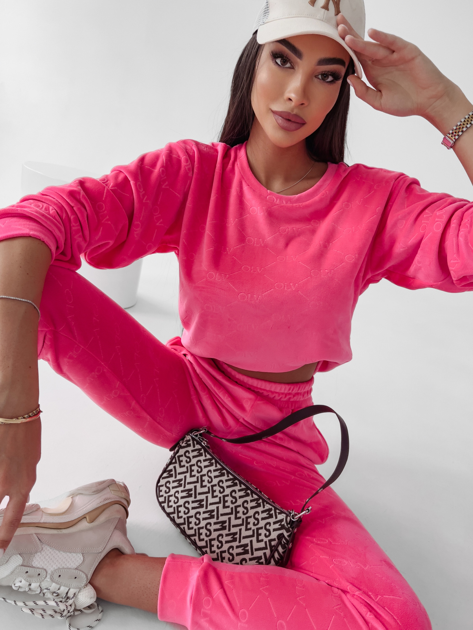 Komplet damski logowany Lilly Ola Voga neonowy róż