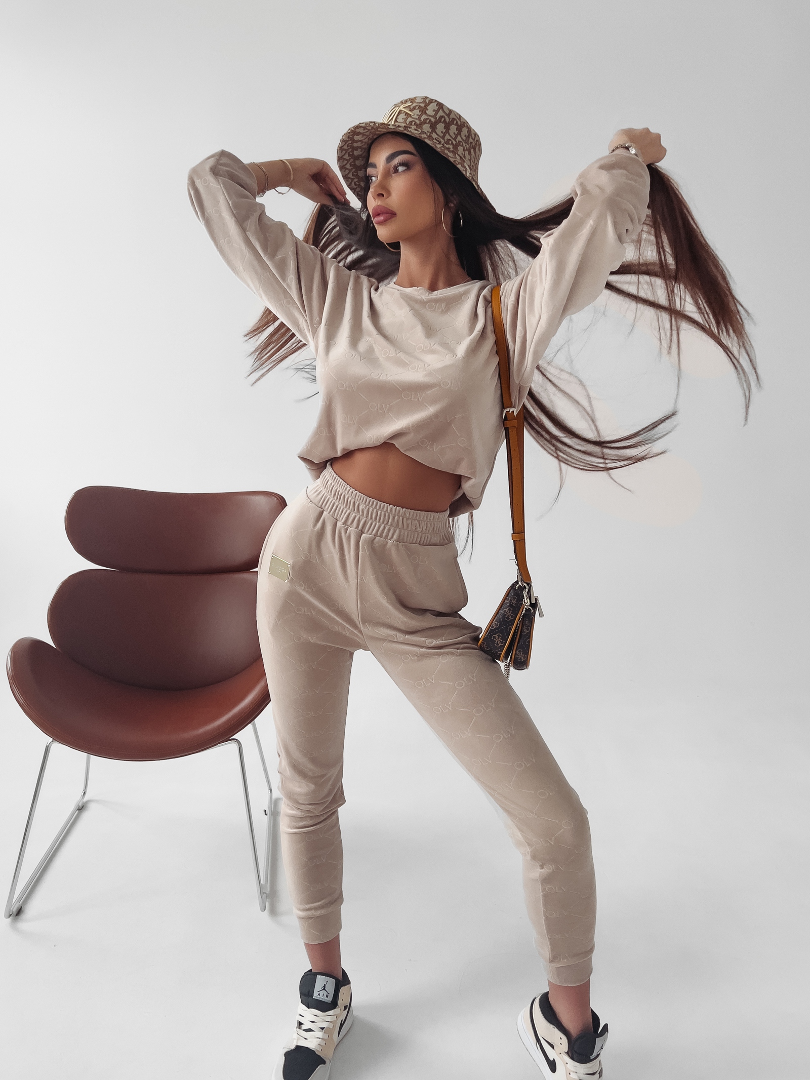 Komplet damski logowany Lilly Ola Voga beżowy Komplet damski logowany Lilly Ola Voga beżowy