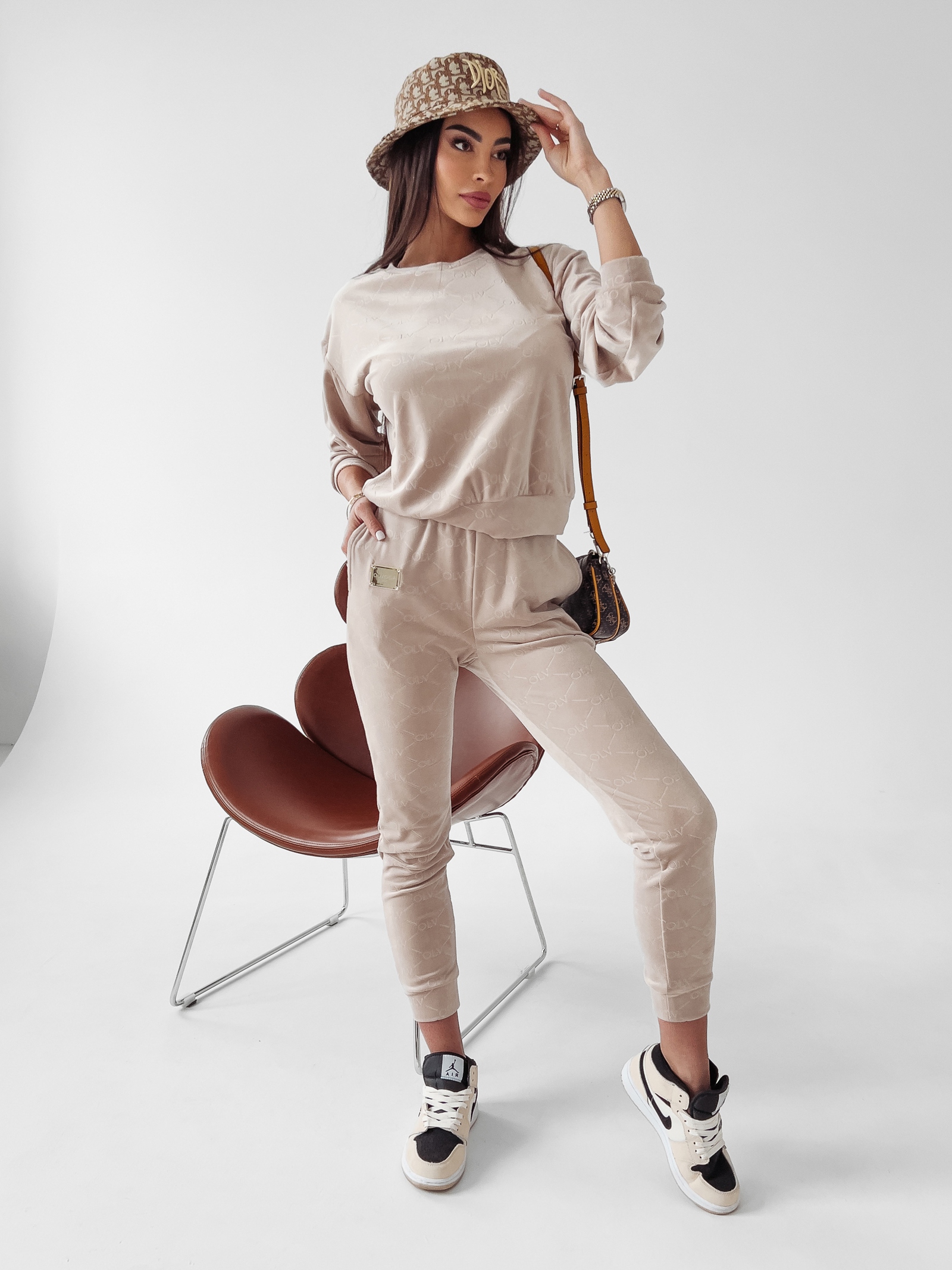 Komplet damski logowany Lilly Ola Voga beżowy Komplet damski logowany Lilly Ola Voga beżowy