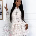 Sukienka gipiurowa z siatką Lalla beżowo-biała