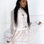 Sukienka gipiurowa z siatką Lalla beżowo-biała