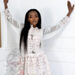 Sukienka gipiurowa z siatką Lalla beżowo-biała