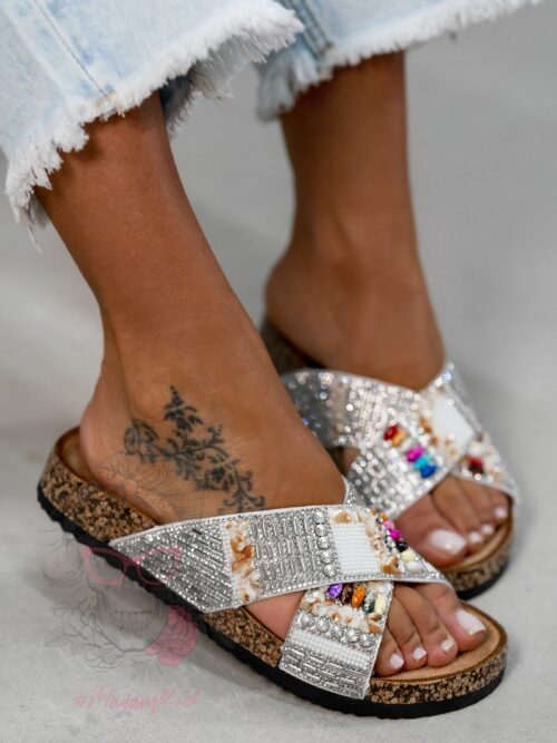 Klapki profilowane Madam Taho białe