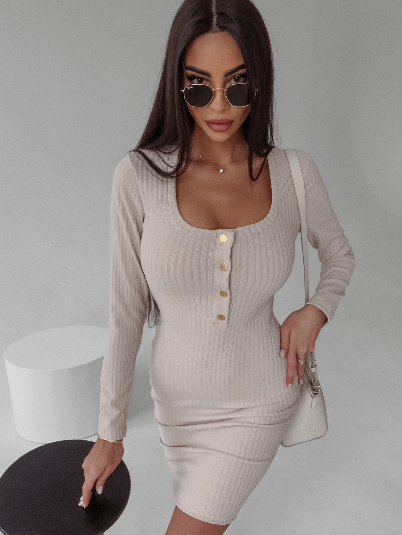 Sukienka dzianinowa prążkowana Marie Ola Voga beżowa