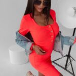 Sukienka dzianinowa prążkowana Marie Ola Voga neonowy róż