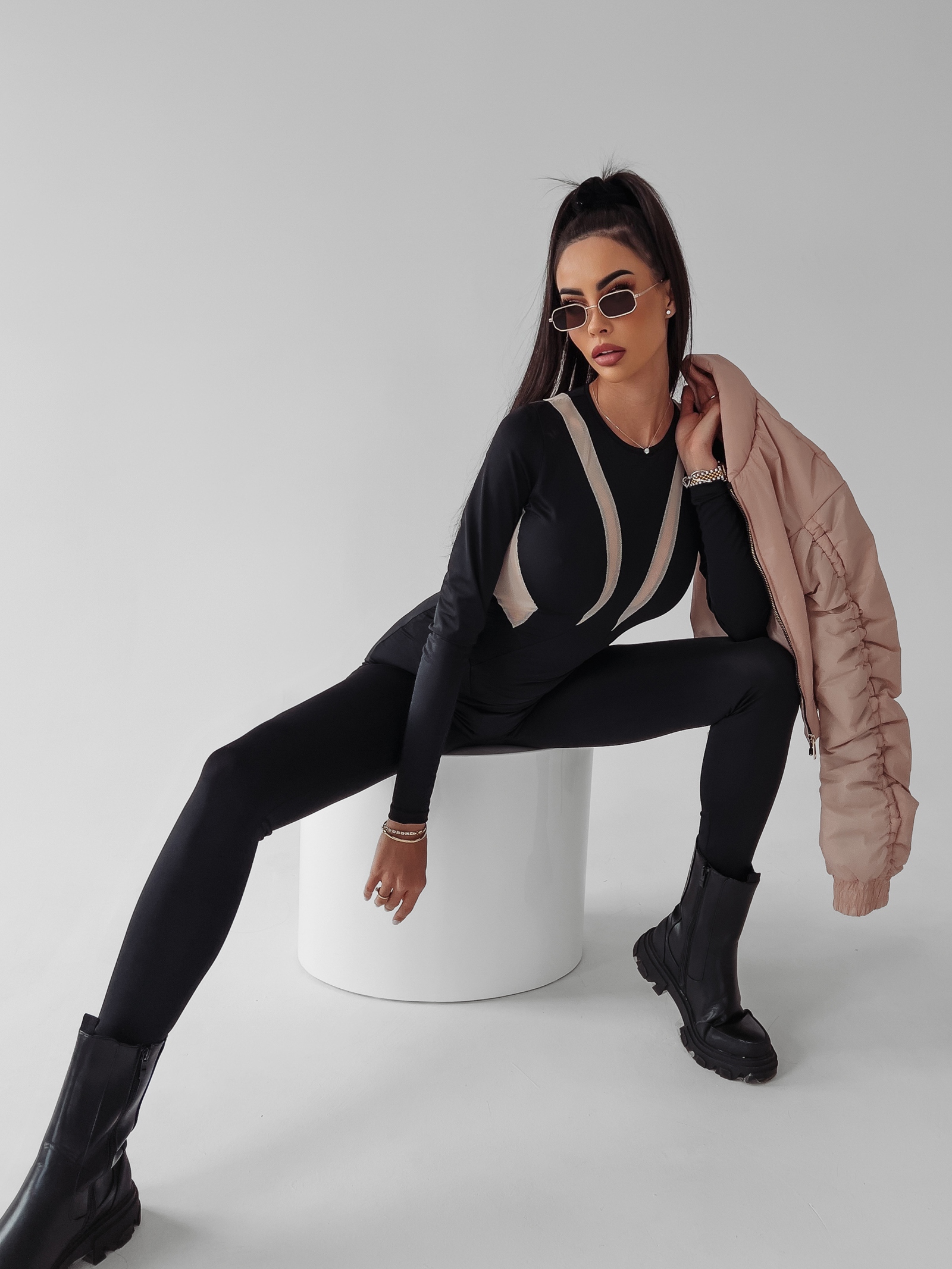 Kombinezon kobiecy dopasowany Madera Ola Voga czarny Kombinezon kobiecy dopasowany Madera Ola Voga czarny