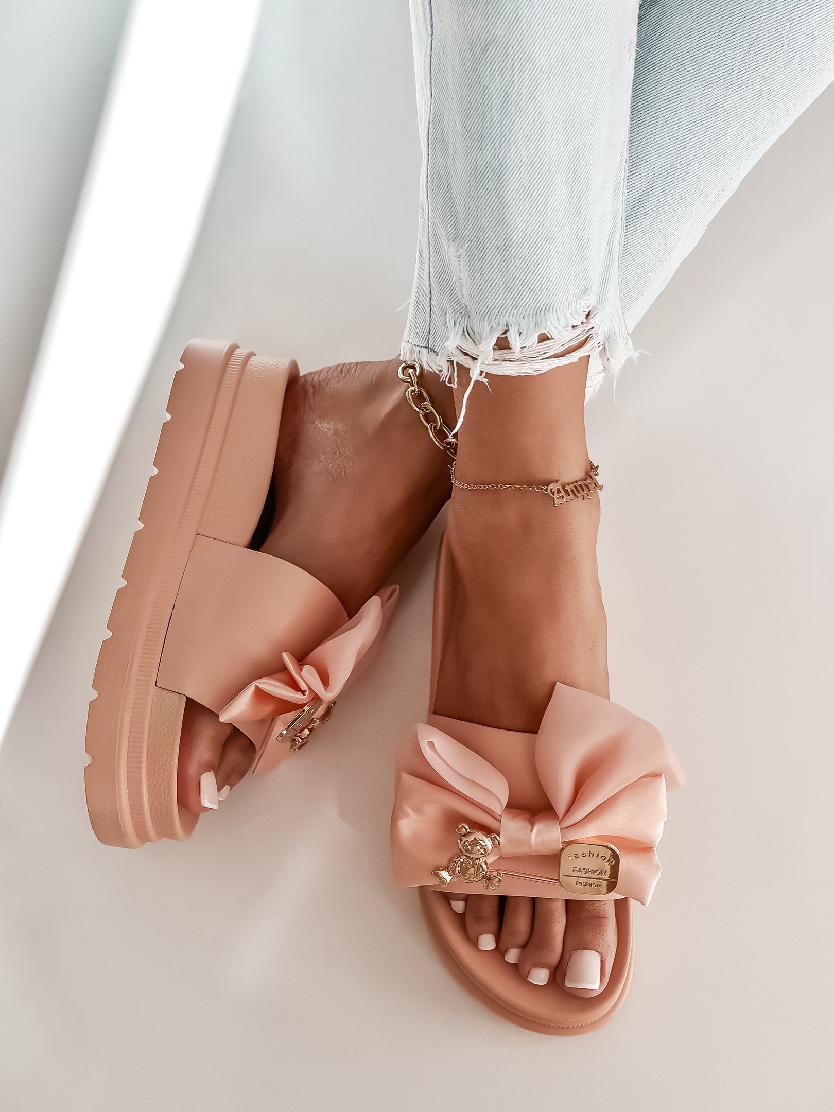 Klapki z misiem Rock Tods pudrowe